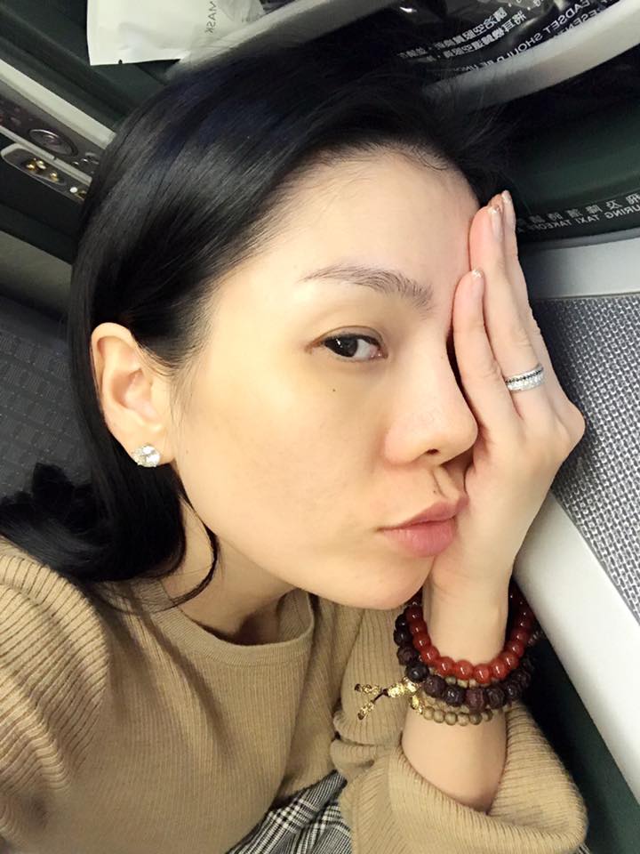 Lệ Quyên trở về nhà sau chuyến lưu diễn tại trời tây: Mua vé máy bay chỉ để ngủ...một giấc để nhanh về đến nhà nào, cả nhà nhớ em không? em nhớ cả nhà lắm rồi... em Bo đã làm cây thông noel đón mẹ về, thương lắm ý.