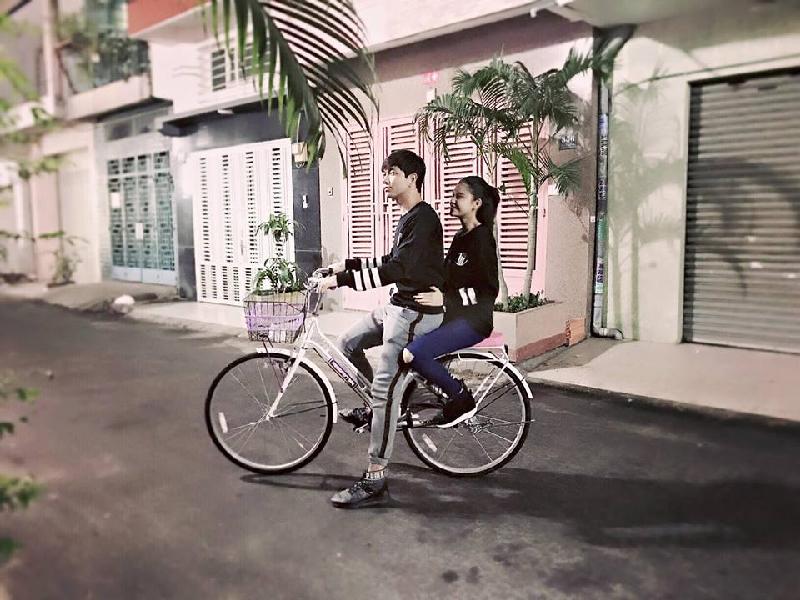 Trương Quỳnh Anh: Đưa em đi chơi xa. Trên con xe tay ga. Ná na nà ná nà Đố cả nhà dám đi phượt bằng xe này.