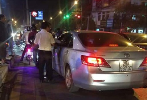  Chiếc xe gây tai nạn rồi tháo chạy khỏi hiện trường bị người dân truy đuổi.