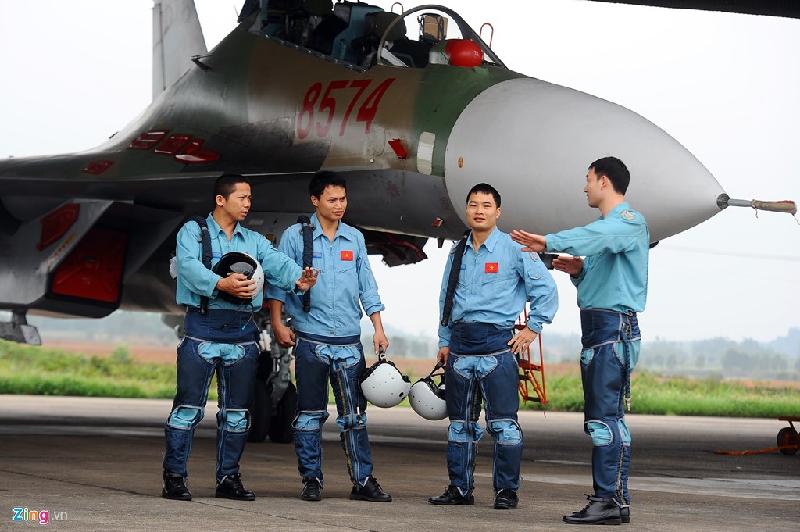 Trung đoàn 923 là đơn vị Không quân tiêm kích đa năng thuộc Sư đoàn Không quân 371, Quân chủng Phòng không - Không quân. Từ năm 2011 đơn vị được giao nhiệm vụ tiếp nhận, huấn luyện chuyển loại, khai thác sử dụng máy bay, trang bị khí tài hiện đại, chiến đấu cơ Su-30MK2.