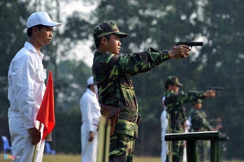Các chiến sĩ thi bắn súng ngắn tại một buổi hội thao toàn quân. Hội thao bắn súng được tổ chức thường xuyên nhằm đánh giá kết quả huấn luyện đối với bộ đội chủ lực. Thông qua đó, rút kinh nghiệm, chỉ đạo nâng cao chất lượng huấn luyện bắn súng, đồng thời tuyển chọn, bổ sung lực lượng vận động viên cho Đoàn Bắn súng quân dụng Quân đội nhân dân Việt Nam.