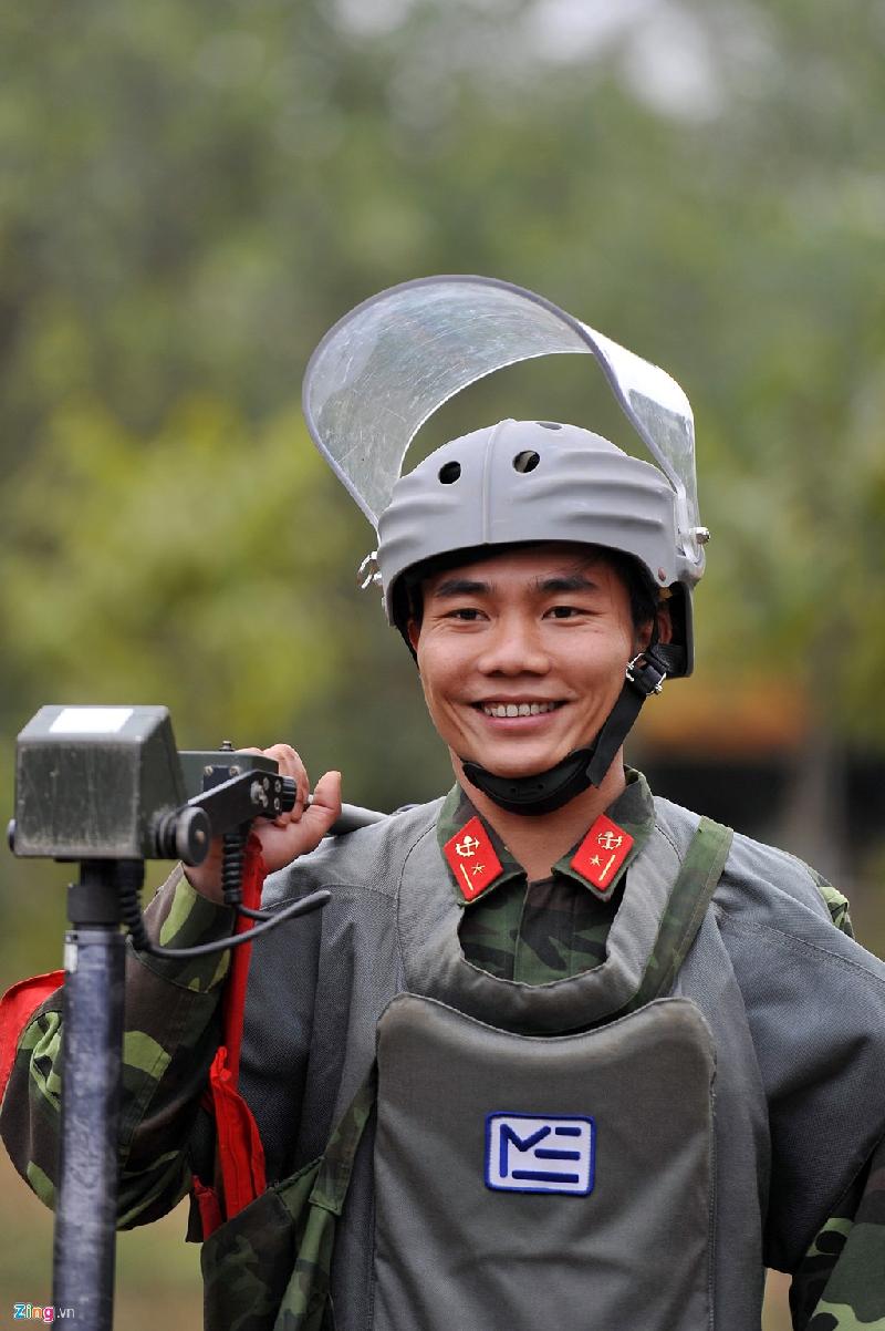 Chiến sĩ tại buổi tập luyện dò mìn ở Tiểu đoàn công binh 93 - Bộ tư lệnh công binh. Đơn vị này làm nhiệm vụ bảo vệ phía Tây thủ đô Hà Nội; phòng chống khủng bố, chống bạo loạn lật đổ, phòng chống lụt bão, giảm nhẹ hậu quả thiên tai, sẵn sàng nổ phá đê để phân lũ, chậm lũ….