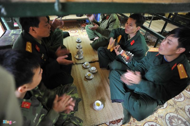 Phút nghỉ ngơi, sinh hoạt văn nghệ tại doanh trại.