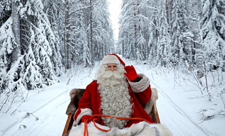 Ông già Noel cưỡi xe trượt tuyết tại Rovaniemi, Phần Lan, vào ngày 15.12