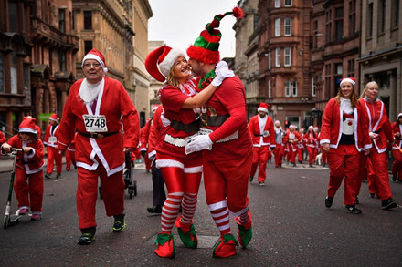 Những ông già, bà già Noel trên đường phố Glasgow, Scotland