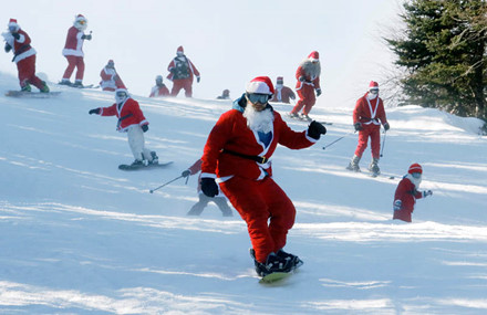 Những ông già Noel tham gia vào một cuộc đua từ thiện ở Sunday River Ski Resort ở Newry, Maine.