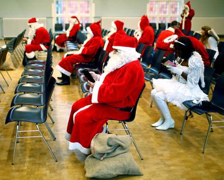 Những sinh viên đại học ở Berlin, Đức trong trang phục ông già Noel.