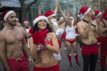 Một nhóm người đội mũ ông già Noel tham gia vào cuộc thi chạy từ thiện ở trung tâm thành phố Budapest, Hungary.