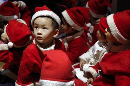 Trẻ em mẫu giáo mặc trang phục ông già Noel ở Bắc Kinh.