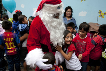 Hàng nghìn ông già Noel xuống phố, nhuộm đỏ mọi ngóc ngách ngày Giáng sinh ảnh 30