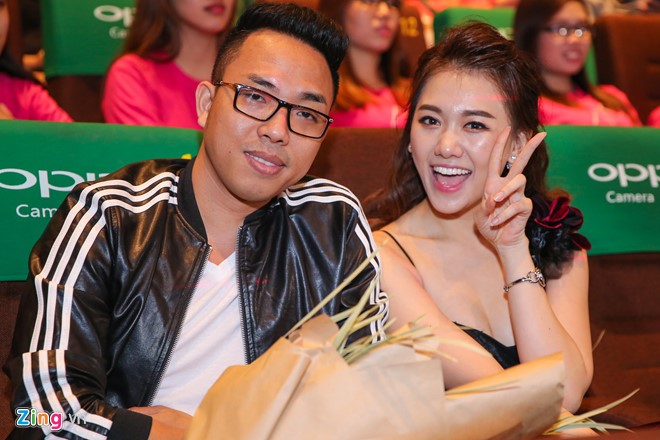 Hari Won, Trấn Thành liên tục ôm hôn ở họp báo trước lễ cưới hình ảnh 9 Nhạc sĩ Nguyễn Hồng Thuận là bạn thân của Trấn Thành và Hari Won ngoài đời.