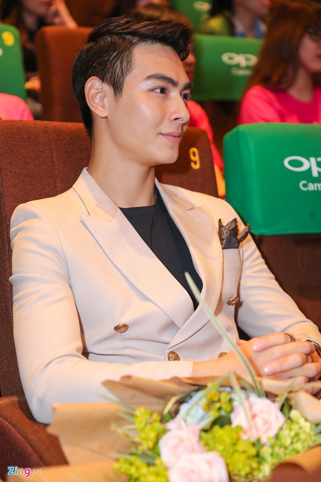 Hari Won, Trấn Thành liên tục ôm hôn ở họp báo trước lễ cưới hình ảnh 10 Jay Quân - bạn diễn của Hari Won trong MV. Anh cho biết ấn tượng với thái độ làm việc chuyên nghiệp của người yêu Trấn Thành.