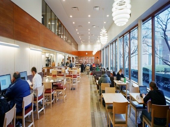 Hình ảnh thư viện The Lamont của Trường ĐH Harvard nơi được coi là mở cửa muộn nhất tại trường này.