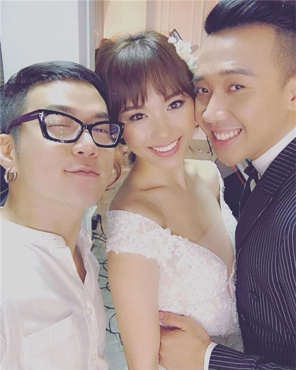 Chi bạo cho váy cưới  Không chỉ mạnh tay cho các khoản như thiệp cưới, địa điểm tổ chức mà Trấn Thành còn chi bạo để chăm chút cho vẻ ngoài lộng lẫy của ‘cô dâu vàng’ Hari Won. Với sự trợ giúp đắc lực của nhà thiết kế nổi tiếng Chung Thanh Phong, cây hài miền Nam đã dành tặng cho người vợ tương lai 2  bộ váy cưới trong mơ và 1 bộ hanbok, trang phục truyền thống không thể thiếu của cô dâu Hàn.