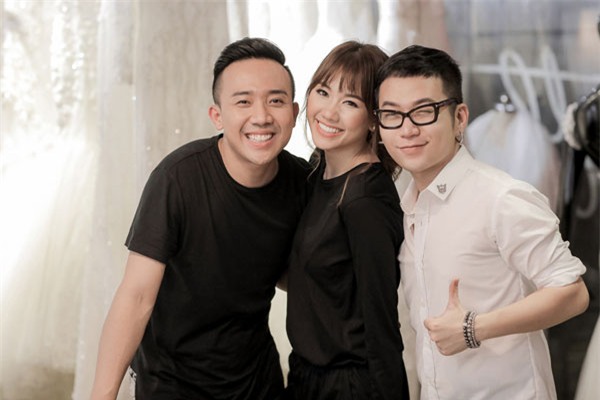 Là người dày công thiết kế lễ phục cho cô dâu chú rể, tiệc cưới này đâu thể thiếu mặt Chung Thanh Phong.