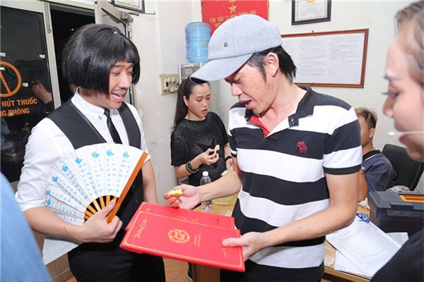 Hơn cả đồng nghiệp, Hoài Linh là đàn anh mà Trấn Thành luôn tôn trọng.  Lại càng bất ngờ hơn khi ‘mảnh tình cũ’ từng vô cùng ồn ào trên mặt báo của Trấn Thành cũng nhận được thư báo hỉ ngày 25/12 và đã xác nhận rằng mình sẽ tham gia vào lễ cưới này.  Mai Hồ đã chính thức xác nhận sẽ đến chung vui với cặp đôi vào dịp Noel năm nay.