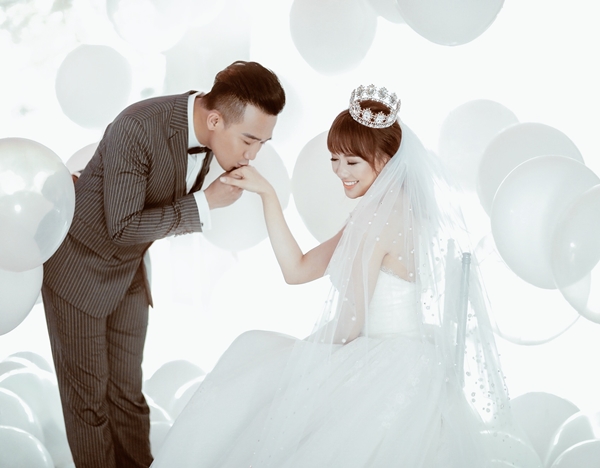 Ngày 25/12 vừa qua, Trấn Thành – Hari Won đã chính thức về một nhà trước sự chứng kiến của hơn 300 khách mời là gia đình, bạn bè và đồng nghiệp