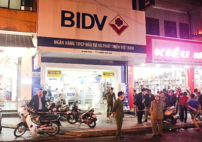 Khuya 6/12, đại tá Đặng Ngọc Sơn, Phó giám đốc Công an tỉnh Thừa Thiên - Huế, cho biết đơn vị đã huy động hơn 50 cán bộ, chiến sĩ đến hiện trường nhưng vẫn chưa bắt được kẻ tình nghi có liên quan đến vụ cướp ngân hàng vào chiều cùng ngày.