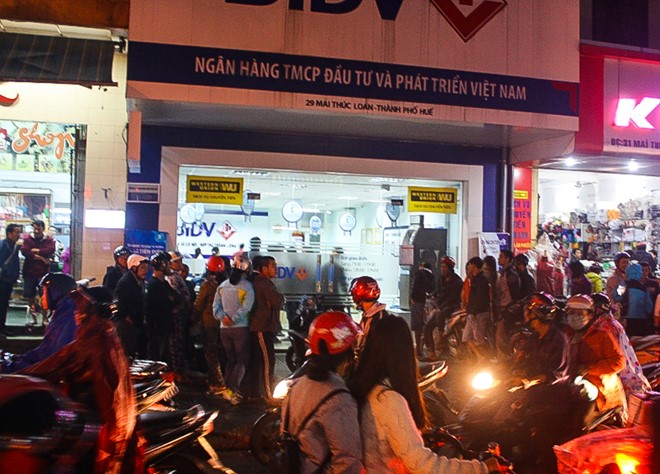 Vị này cho biết nghi phạm khoảng 30 tuổi. Theo lời khai của nhân chứng thì trước lúc gây án, nam thanh niên này đi xe máy đến gần hiện trường. Lợi dụng cuối buổi chiều, lượng khách đến ngân hàng ít, anh ta bịt mặt đi vào bên trong.