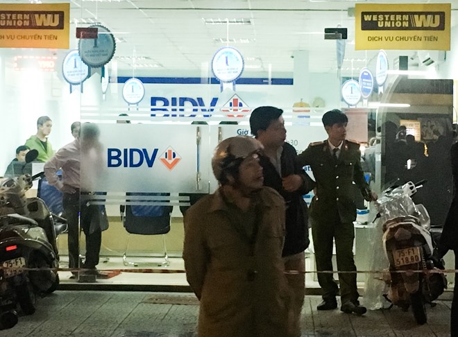 Sau đó, nghi phạm dí súng bắn bi vào bảo vệ và khống chế nhân viên cướp đi khoảng 700 triệu đồng.