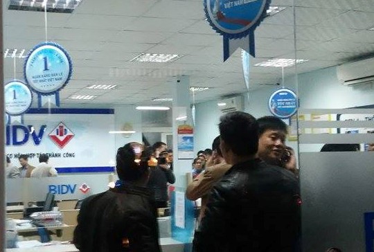 Nhận được tin báo, hàng chục cảnh sát được huy động đến hiện trường, trích xuất camera, lấy lời khai của các nhân chứng.