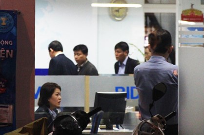 Theo quan sát của phóng viên, đến 21h30 cảnh sát đã cơ bản giải tỏa hiện trường. Việc lấy lời khai ban đầu đối với những người có liên quan cũng đã hoàn tất.
