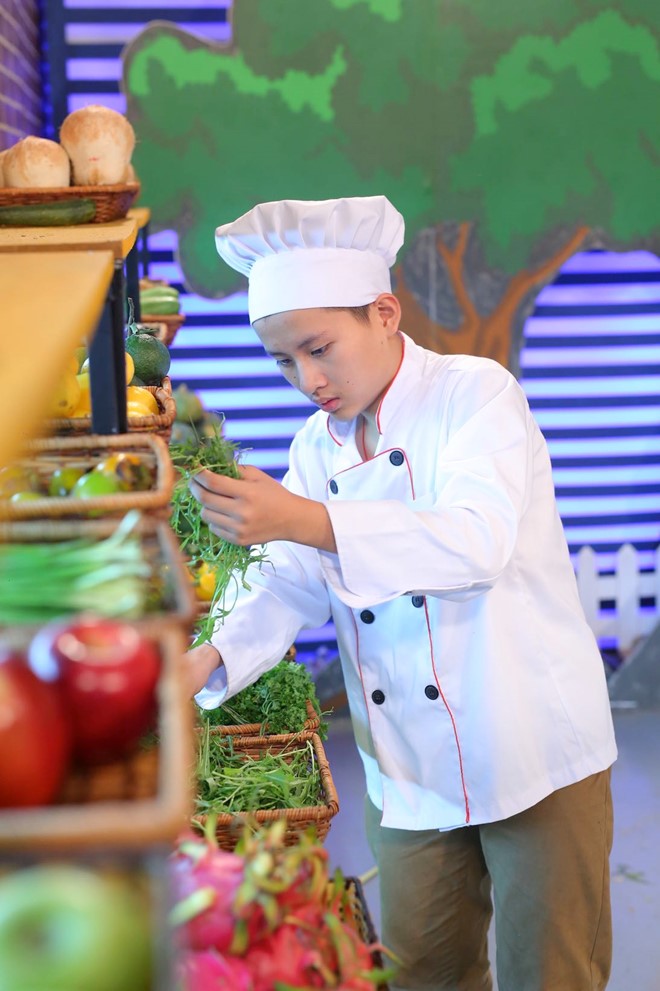 Mỗi bạn phải thực hiện thực đơn gồm 3 món: món khai vị, món chính và món tráng miệng, trong thời gian 120 phút. Gia đình và các thí sinh thuộc top 12 cũng có mặt tại gian bếp chính để cổ vũ tinh thần hai chàng trai. 
