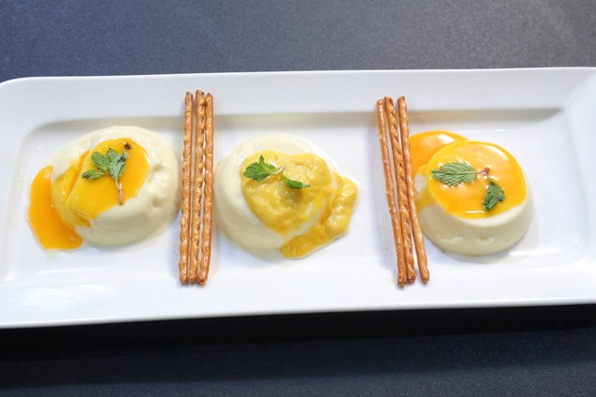 Món tráng miệng panna cotta xốt chanh dây và xốt xoài của Thanh Hải một lần nữa ghi điểm bởi vị không quá ngọt, độ béo và dai của món ăn đủ tiêu chuẩn. Bên cạnh đó, bếp trưởng Alain khen xốt chanh dây 