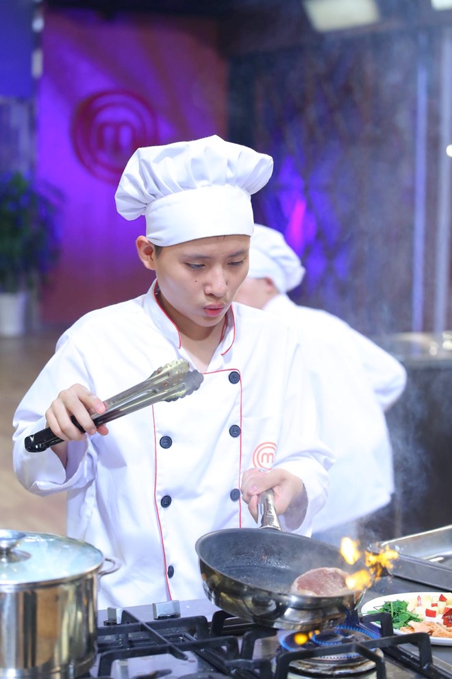 Trong khi đó, Đức Hải đưa ra một thực đơn đòi hỏi nhiều thời gian và kỹ thuật với súp măng tây - salad - sò điệp áp chảo (khai vị), bò bít tết cuộn thịt xông khói (món chính) và Cream Brulee (tráng miệng). 