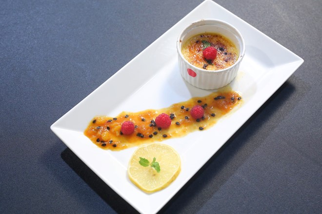 Món Cream Brulee sốt chanh dây và quả mâm xôi của Đức Hải đạt độ ngọt, xốt có vị chua phù hợp với cream brulee và trang trí đẹp mắt. Giám khảo Alain cho rằng “nếu kem và sốt mịn hơn thì món này còn thành công hơn nữa”.  
