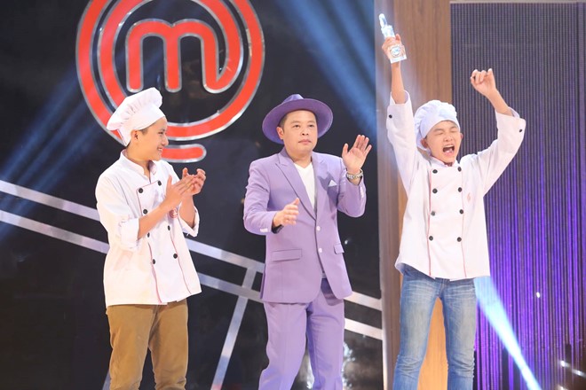 Sự nổi trội về hương vị món ăn lẫn sự tinh tế trong cách trình bày giúp Thanh Hải vượt qua Đức Hải để giành ngôi vị quán quân Vua đầu bếp nhí mùa đầu tiên trong niềm hạnh phúc, cùng giải thưởng 200 triệu đồng. 