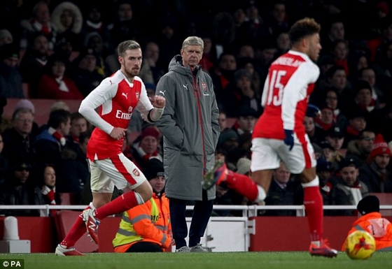 HLV Wenger bực bội khi học trò thua dễ trước Southampton