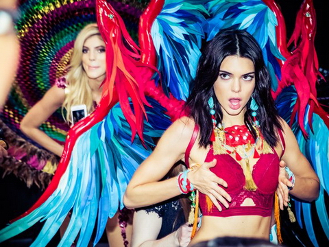 Loạt hình ảnh 'hot' của dàn chân dài Victoria's Secret phía sau cánh gà