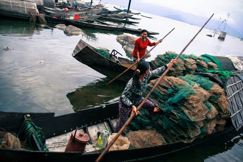 Từ trên núi Tuý Vân nhìn xuống ta có thể thấy cửa Tư Hiền, cửa biển thứ hai của hệ thống đầm phá Tam Giang – Cầu Hai. Đây cũng là điểm kết thúc của hành trình đạp xe ven biển hôm nay. Nếu các bạn còn thời gian, thì còn thêm một chặng từ đây đến Lăng Cô, cảnh vật cũng đẹp không kém, và bạn cũng có thể ghé thăm thêm nhà thờ cổ ở làng Mỹ Lợi, huyện Phú Lộc. 