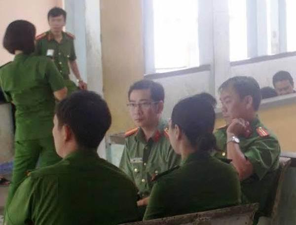 Đồng đội túc trực bên ngoài khi anh Giáp được đưa vào phòng cấp cứu.