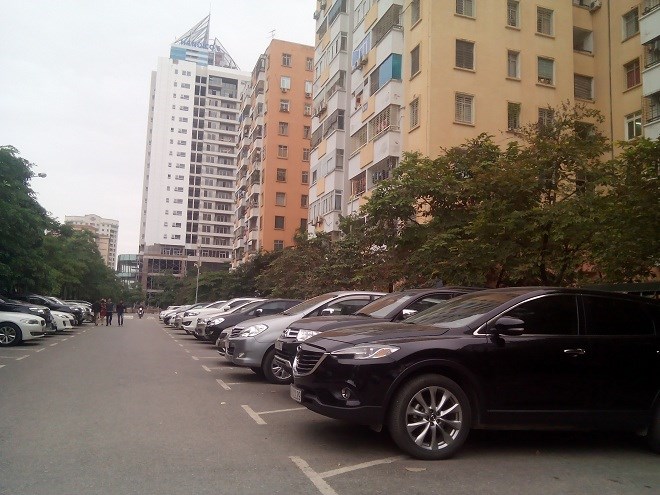 Xe ô tô đậu tràn xuống hết lòng đường