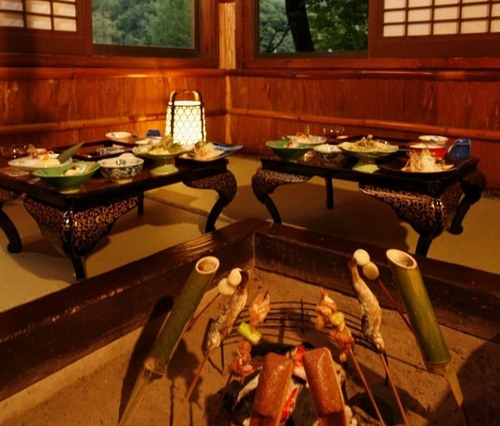 Thưởng thức bữa tối bên lò sưởi tại suối nước nóng Yunishigawa - Nhật Bản