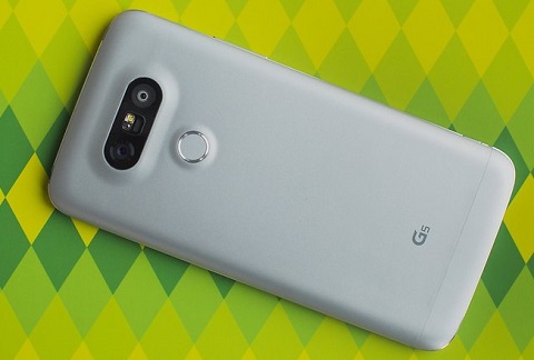 Google Pixel/Pixel XL. Google đã công bố trong lễ ra mắt 2 siêu phẩm điện thoại thông minh của mình (Pixel và Pixel XL) rằng đây là điện thoại chụp ảnh tốt nhất từng được thiết kế và đó là sự thật. Pixel và Pixel XL, cùng với Galaxy S7 và S7 Edge, chia sẻ vị trí đầu bảng những mô hình smartphone tốt nhất trong lĩnh vực chụp ảnh. Pixel được trang bị máy ảnh chính 12,3 megapixel với tốc độ chụp rất nhanh và ảnh chụp sắc nét và sáng hơn so với các đối thủ cạnh tranh. Pixel không cung cấp ổn định quang học. Ở phía trước, Pixel có máy ảnh 8 megapixel với độ mở f/2.4, chế độ chụp laser và flash kép. Nhược điểm lớn nhất của smartphone này là ứng dụng máy ảnh khá đơn giản.