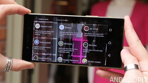 Sony Xperia Z5. Sony Xperia Z5 xứng đáng với vị trí trong danh sách điện thoại thông minh Android có máy ảnh tốt nhất. Sony đã thành công trong việc tạo ra một điện thoại thông minh vượt qua cả Nexus 6P. Z5 không làm người dùng ngạc nhiên về thiết kế với các cạnh vuông và không có phím vật lý. Nhưng lại khiến người dùng say mê với cảm biến ảnh chất lượng: 23 megapixel phía sau (độ mở f/2.4), 5 megapixel ở phía trước (độ mở f/2.0). 