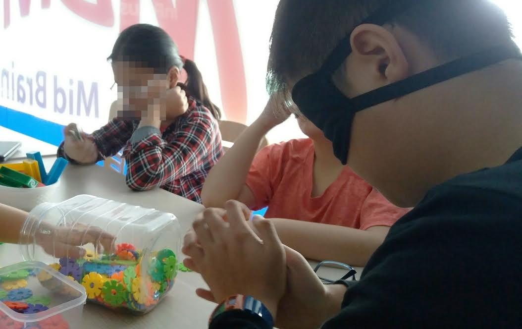 Nhiều bậc phụ huynh cho con em tham gia vì tin rằng đây là phương pháp tốt giúp con em họ có thể đạt được những thành tựu hơn người thường.