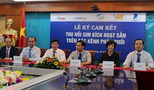 5 nhà mạng đồng loạt thực hiện thu hồi sim kích hoạt sẵn Bộ TT&TT đã có những động thái quyết liệt nhằm giải quyết vấn nạn tin rác, tin lừa đảo. Ngày 29/10, cả 5 nhà mạng di động đều đã ký cam kết về việc thu hồi sim kích hoạt sẵn trên các kênh phân phối. Theo đó, ngay từ đầu tháng 11 các nhà mạng sẽ thực hiện ngay cam kết, rà soát trên hệ thống, nhắn tin cho các thuê bao chưa có thông tin chính xác tới đăng ký lại. Đến ngày 21/11 phải đảm bảo thông tin thuê bao trên hệ thống phải xác thực. Tại buổi kiểm tra của Bộ TT&TT ngày 23/11, vẫn còn 12 triệu thuê bao của các nhà mạng được kích hoạt sẵn có thông tin không chính xác.