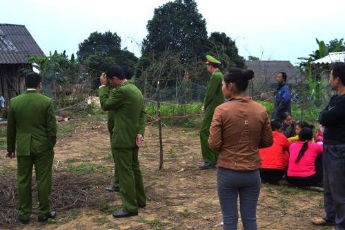 Công an thực hiện phong tỏa và khám nghiệm hiện trường vụ thảm án chấn động.