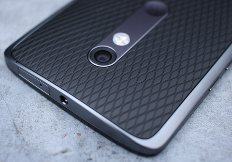 Moto X Play. Motorola có ba phiên bản 2015 cho Moto X Play, với camera chính 21 megapixel và cảm biến trước 5 megapixel. Chụp ảnh dễ dàng, thậm chí cực kì đơn giản. Giao diện có vẻ lạ và lỗi thời khi mới khởi động vì nó không hoàn thiện như giao diện của các điện thoại khác nhưng Moto X Play có thể chụp ảnh với chất lượng cao hơn nhiều so với hầu hết các điện thoại trong phạm vi giá từ 8 đến 10 triệu đồng. Máy sở hữu màn hình 5,5-inch độ phân giải full HD, bên trong sử dụng chip 8 nhân Snapdragon 615 tương tự như các model tầm trung hiện nay, RAM 2GB, bộ nhớ trong 16/32GB (hỗ trợ mở rộng thẻ nhớ ngoài 128GB). 