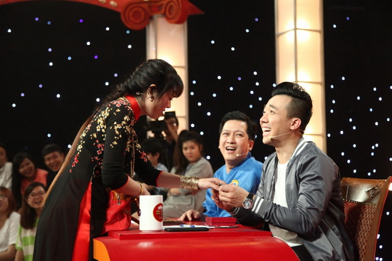 Ở vòng thứ tư, chị quyết tâm: “bữa nay em phải giết Trấn Thành”, rồi tiến lại bàn trước mặt anh để hỏi thăm bệnh tình của Trấn Thành trước khi đi Mỹ, sợ rằng không dự đám tang của Trấn Thành được, rồi gửi tiền cho anh “coi như tiền điếu đi trước”. Tiếp tục, chị trao trả lại hộp kỉ vật mà ngày xưa Trấn Thành đã tặng vì lý do sợ Trấn Thành…chết hiện hồn về đòi. Chị tiếp tục tặng móc khóa cho anh và còn dặn dò vì cái này đốt không được cho nên lúc chết nhớ cầm theo. Lúc này đây, cả hai danh hài đã bật cười phấn khích. Trấn Thành khen chị rất giỏi, khen tình huống phi thực tế nhưng hợp lý và rất thông minh.