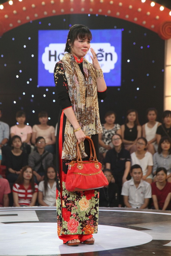  Phan Thị Hiên cũng khiến giám khảo và khán giả bất ngờ khi chia sẻ đam mê nghệ thuật lắm nhưng chồng không cho đi thi, phải thi lén. Kết thúc chương trình, chị còn trao tặng cho Trấn Thành sợi dây chuyền vàng khiến khán giả vô cùng phấn khích.