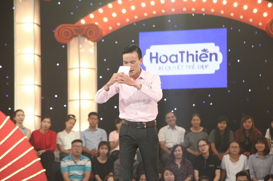 Anh chàng giáo viên dạy tiếng Anh Nguyễn Xuân Tuấn tạo ấn tượng khi chia sẻ đi thi Thách Thức Danh Hài là để có được phần thưởng trang bị cho phòng học, nhằm mở phòng học miễn phí cho học sinh vùng quê.   Ở vòng thi thứ nhất, thí sinh kể lại câu chuyện thực tế với hai câu chuyện buồn vui khác nhau. Thí sinh đã diễn tả lại giọng điệu của MC ở hai tình huống éo le tương phản giữa đám cưới và đám ma khiến Trấn Thành bật cười.  Tuy nhiên, ở vòng thứ hai, anh hóa thân thành thầy giáo giảng dạy về phạm trù ngôn ngữ với cách chơi chữ khéo léo song vẫn không chọc cười được giám khảo. “Mười Khó” góp ý nếu chơi chữ thì không được vấp và phải luôn sắp xếp sẵn, mở miệng là tuôn. 