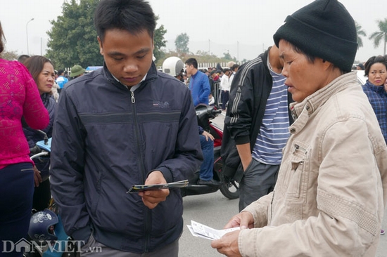 Người hâm mộ đang mua vé 