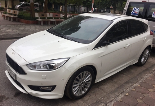 Chủ xe Focus này có lẽ là một trong những người đen đủi nhất. Xe làm đăng ký ra biển chiều hôm trước, chỉ sau một buổi tối, sáng hôm sau tình trạng như trong ảnh. Mất logo trước, chụp la-zăng, chổi ở cần gạt mưa và tất nhiên là gương cũng mất.