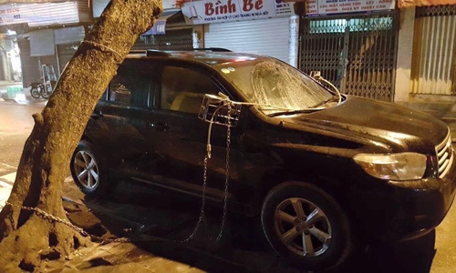 Cách tốt nhất là bảo vệ gương thật cẩn thận như chủ xe trong ảnh, đủ các loại xích khóa.