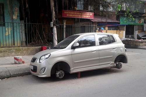 Hết Grand i10 đến Morning trở thành nạn nhân của trộm bánh.
